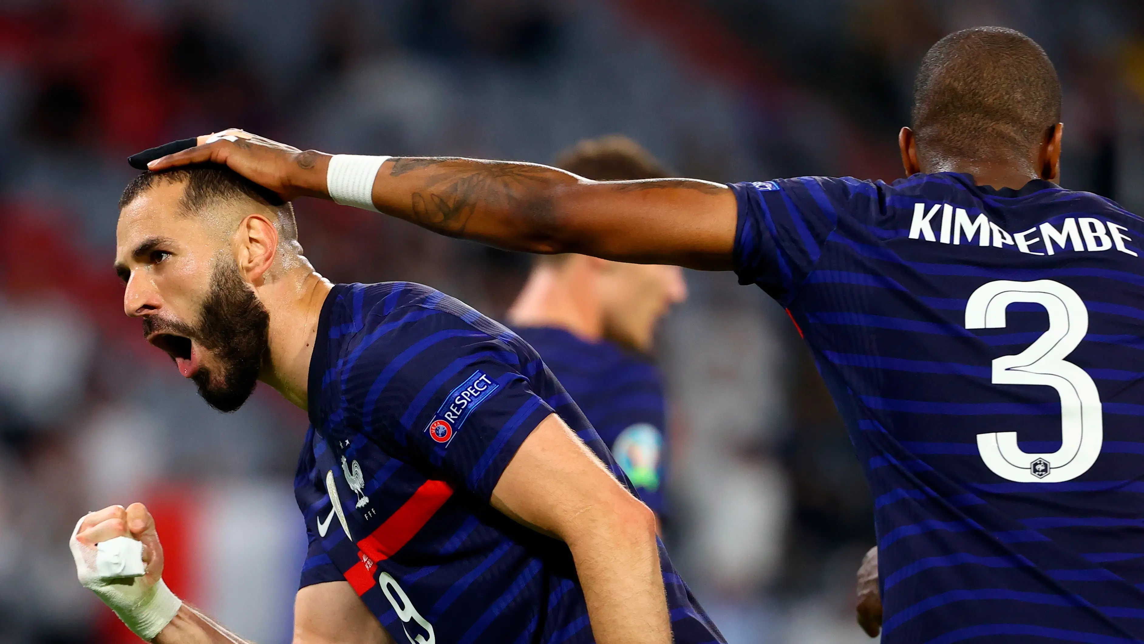 Benzema celebra un gol que después sería anulado por fuera de juego Benzema celebra un gol que después sería anulado por fuera de juego