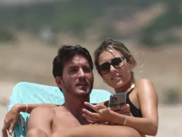 Anna Ferrer y Iván Martín enamorados en una playa de Cádiz Anna Ferrer y Iván Martín enamorados en una playa de Cádiz