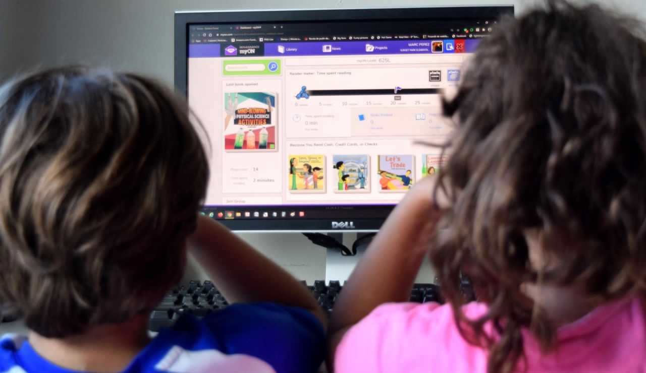 Niños mirando un pantalla. Niños mirando un pantalla.