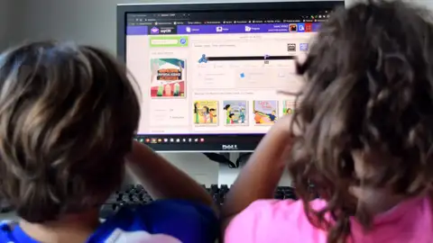 Niños mirando un pantalla. Niños mirando un pantalla.