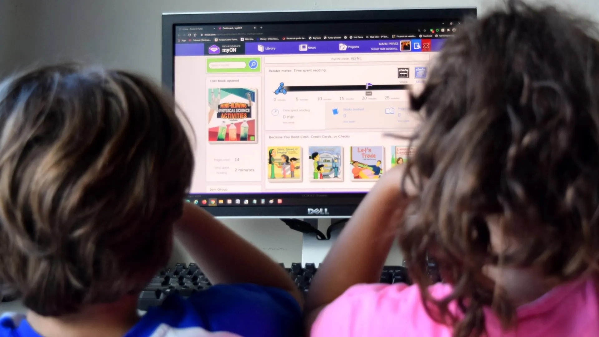 Niños mirando un pantalla. Niños mirando un pantalla.