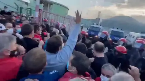 Cargas policiales en la refinería de Petronor, en Bilbao Cargas policiales en la refinería de Petronor, en Bilbao