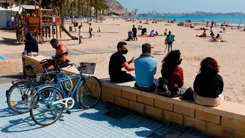 Debate sobre el uso de la mascarilla en exteriores Debate sobre el uso de la mascarilla en exteriores