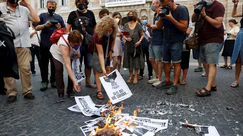 La ANC ha organizado hoy martes quemas de fotografías del rey Felipe VI en Barcelona en señal de protesta por la visita del monarca a la Ciudad Condal prevista para mañana miércoles La ANC ha organizado hoy martes quemas de fotografías del rey Felipe VI en Barcelona en señal de protesta por la visita del monarca a la Ciudad Condal prevista para mañana miércoles