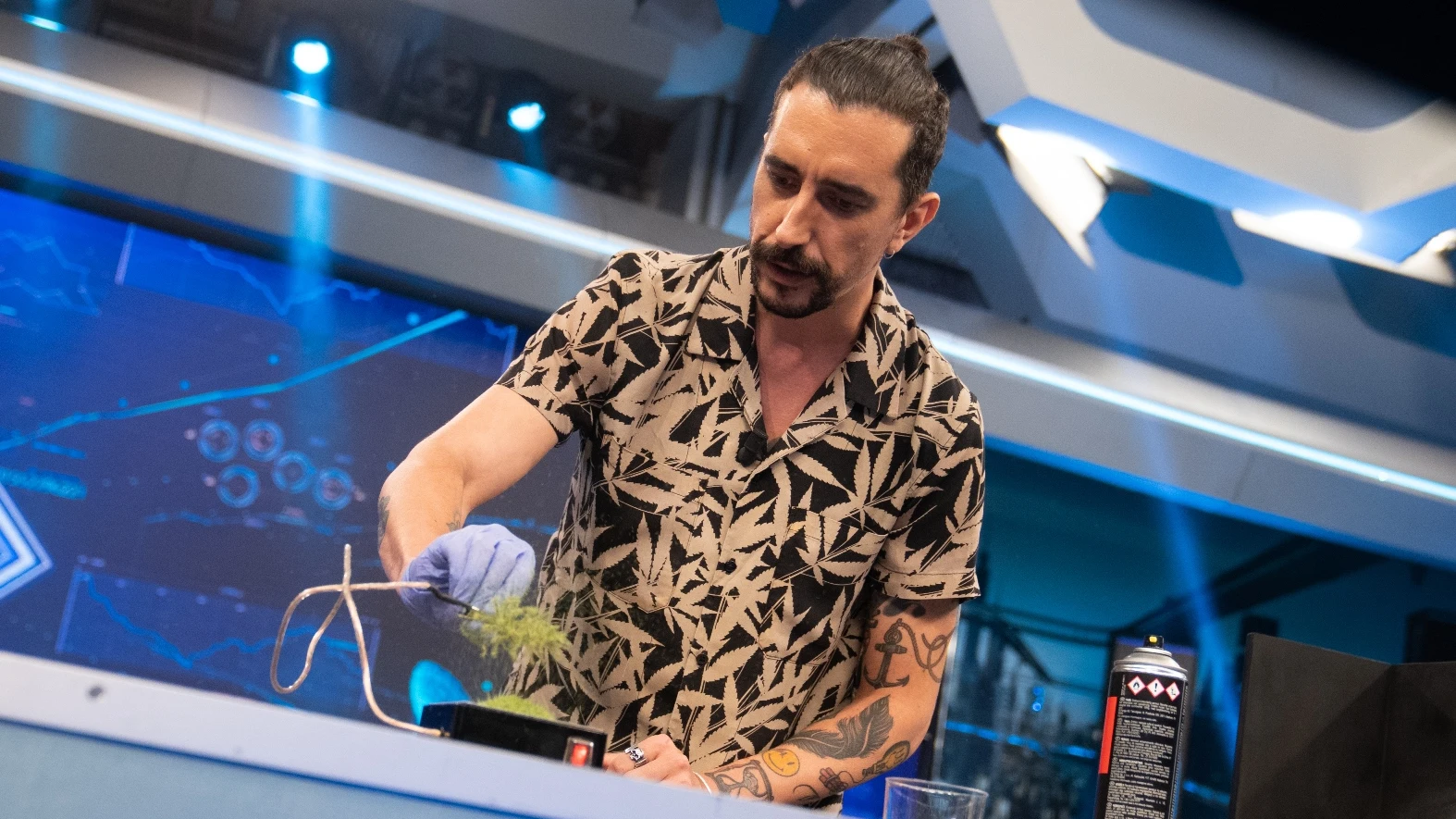 &iexcl;Ciencia m&aacute;gica! Marron devuelve las hojas a un &aacute;rbol en 'El Hormiguero 3.0'
