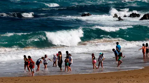 Niños bañándose en la playa de A Frouxeira, en Valdoviño (A Coruña)