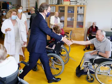 Alberto Núñez Feijóo anuncia una flexibilización de las medidas en las residencias de mayores de Galicia Alberto Núñez Feijóo anuncia una flexibilización de las medidas en las residencias de mayores de Galicia