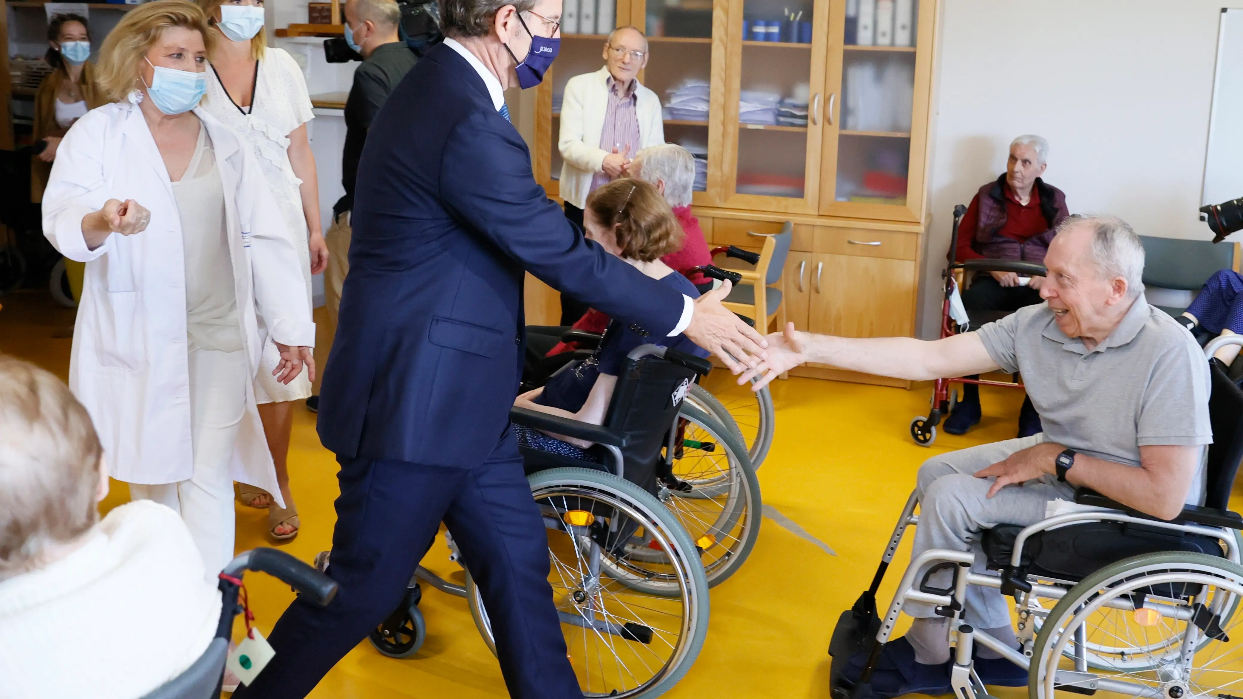 Alberto Núñez Feijóo anuncia una flexibilización de las medidas en las residencias de mayores de Galicia Alberto Núñez Feijóo anuncia una flexibilización de las medidas en las residencias de mayores de Galicia