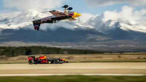 La increíble carrera entre un F1 y un avión invertido que protagonizan Coulthard y Martin Sonka La increíble carrera entre un F1 y un avión invertido que protagonizan Coulthard y Martin Sonka