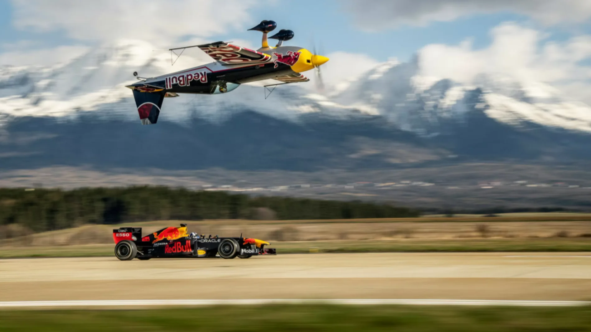 La increíble carrera entre un F1 y un avión invertido que protagonizan Coulthard y Martin Sonka