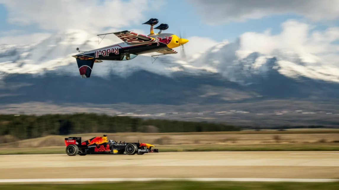 La incre&iacute;ble carrera entre un F1 y un avi&oacute;n invertido que protagonizan Coulthard y Martin Sonka