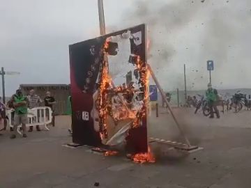 La ANC quema banderas del rey en protesta por su presencia en Barcelona