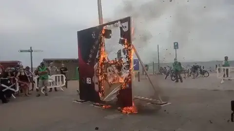 La ANC quema banderas del rey en protesta por su presencia en Barcelona La ANC quema banderas del rey en protesta por su presencia en Barcelona