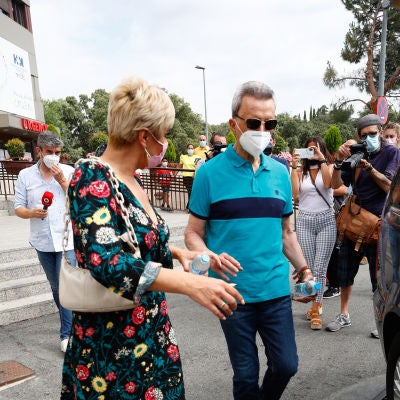 Ortega Cano y su mujer, Ana María Aldón, a la salida del hospital