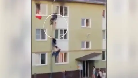 Rescatan a tres niños atrapados en un incendio en Rusia. Rescatan a tres niños atrapados en un incendio en Rusia.