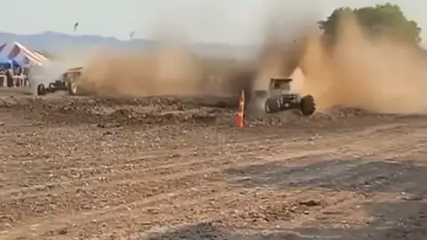 Un muerto y 29 heridos después de que un piloto atropellara a los espectadores de una carrera en Texas Un muerto y 29 heridos después de que un piloto atropellara a los espectadores de una carrera en Texas