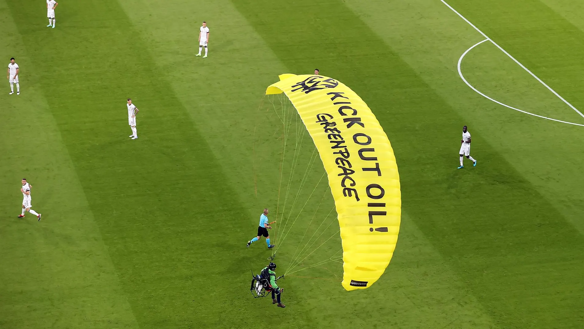 Un activista de Greenpeace pierde el control de su paracaídas y casi provoca una tragedia en el Alemania-Francia 