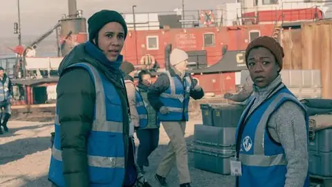 Zawe Ashton y Samira Wiley Oona y Moira en 'El cuento de la criada'