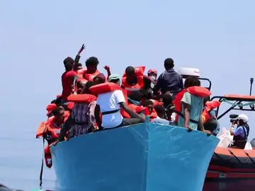 El barco de rescate Geo Barents continúa a la espera de poder desembarcar en Italia tras rescatar a más de 400 migrantes El barco de rescate Geo Barents continúa a la espera de poder desembarcar en Italia tras rescatar a más de 400 migrantes