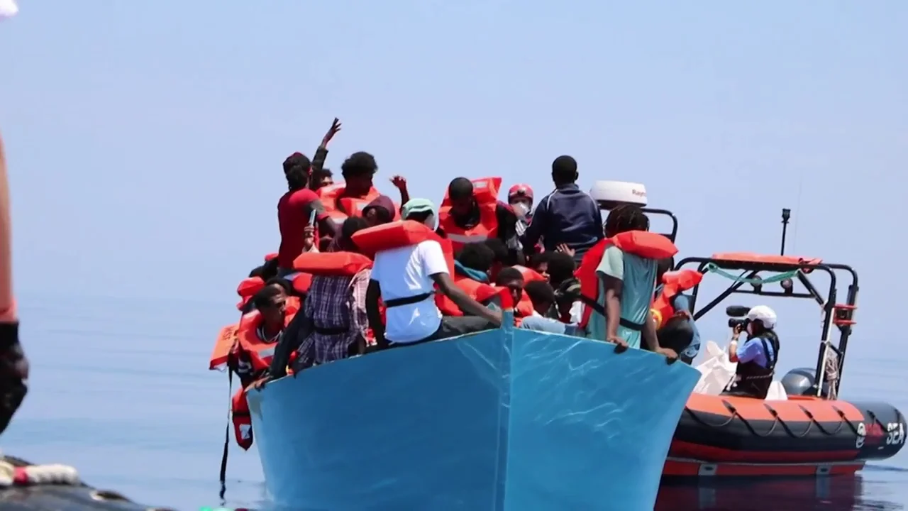 El barco de rescate Geo Barents contin&uacute;a a la espera de poder desembarcar en Italia tras rescatar a m&aacute;s de 400 migrantes