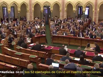 Hungría aprueba una ley que prohíbe hablar de homosexualidad y cambio de sexo en los colegios Hungría aprueba una ley que prohíbe hablar de homosexualidad y cambio de sexo en los colegios
