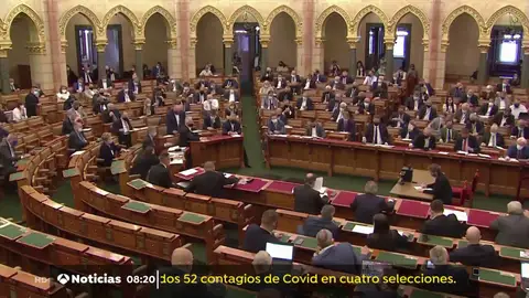 Hungría aprueba una ley que prohíbe hablar de homosexualidad y cambio de sexo en los colegios Hungría aprueba una ley que prohíbe hablar de homosexualidad y cambio de sexo en los colegios