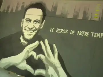 "Héroe de nuestro tiempo": El grafiti sobre Navalny con el que Ginebra ha recibido a Putin "Héroe de nuestro tiempo": El grafiti sobre Navalny con el que Ginebra ha recibido a Putin
