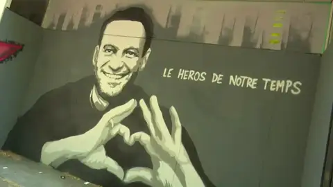 "Héroe de nuestro tiempo": El grafiti sobre Navalny con el que Ginebra ha recibido a Putin "Héroe de nuestro tiempo": El grafiti sobre Navalny con el que Ginebra ha recibido a Putin