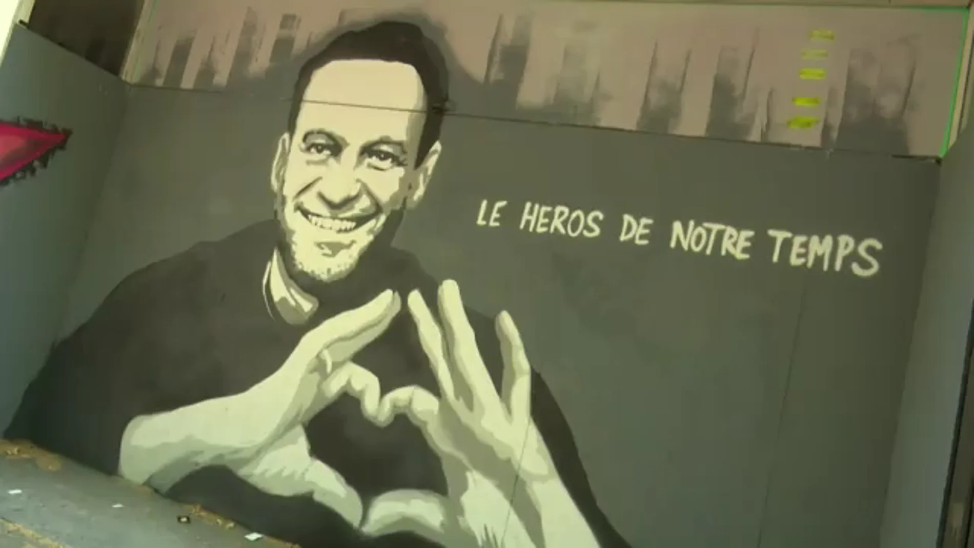 "Héroe de nuestro tiempo": El grafiti sobre Navalny con el que Ginebra ha recibido a Putin