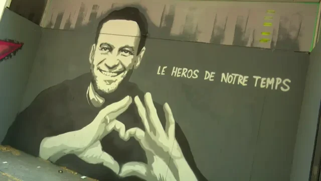 "H&eacute;roe de nuestro tiempo": El grafiti sobre Navalny con el que Ginebra ha recibido a Putin
