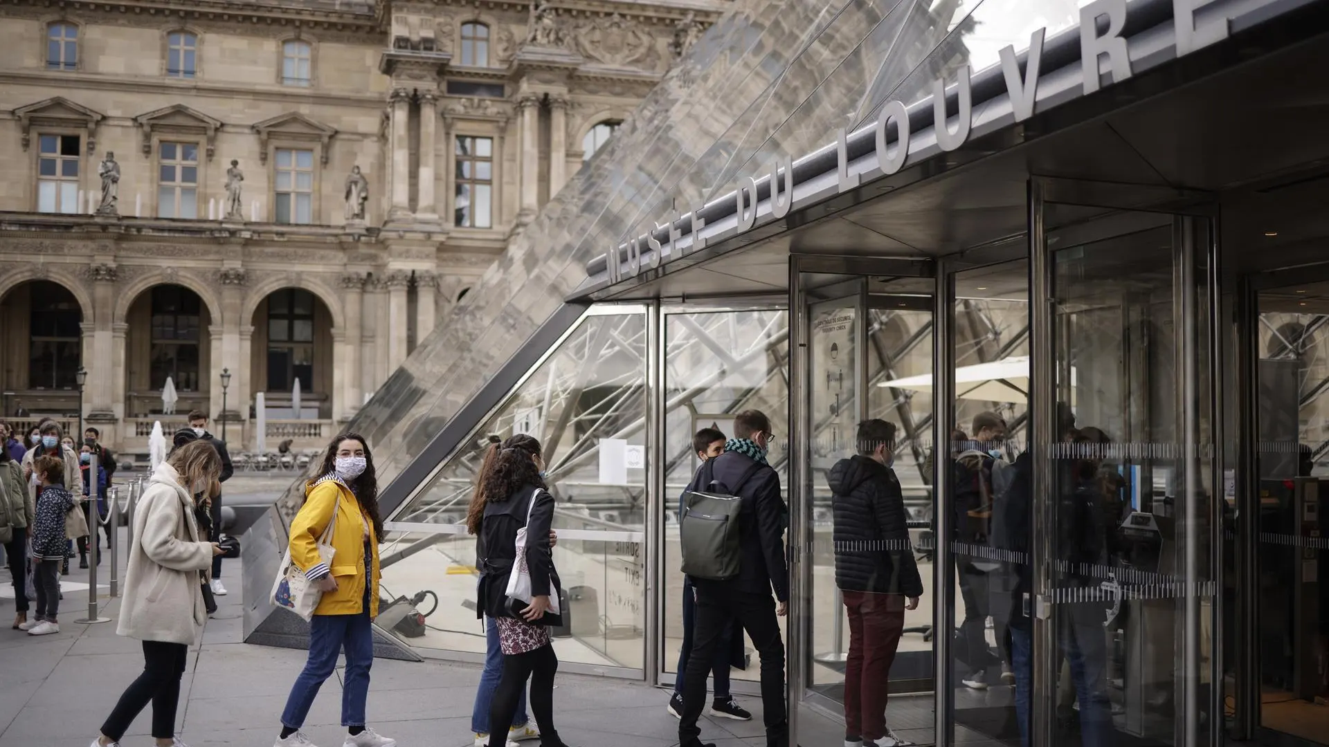 París, fin toque de queda y mascarillas París, fin toque de queda y mascarillas