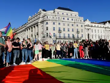 Manifestanción convocada el lunes en Budapest en protesta por el proyecto de ley contra la pedofilia, en el que se prohíbe exponer a menores de 18 años a pornografía y a cualquier contenido que fomente el cambio de sexo y la homosexualidad Manifestanción convocada el lunes en Budapest en protesta por el proyecto de ley contra la pedofilia, en el que se prohíbe exponer a menores de 18 años a pornografía y a cualquier contenido que fomente el cambio de sexo y la homosexualidad