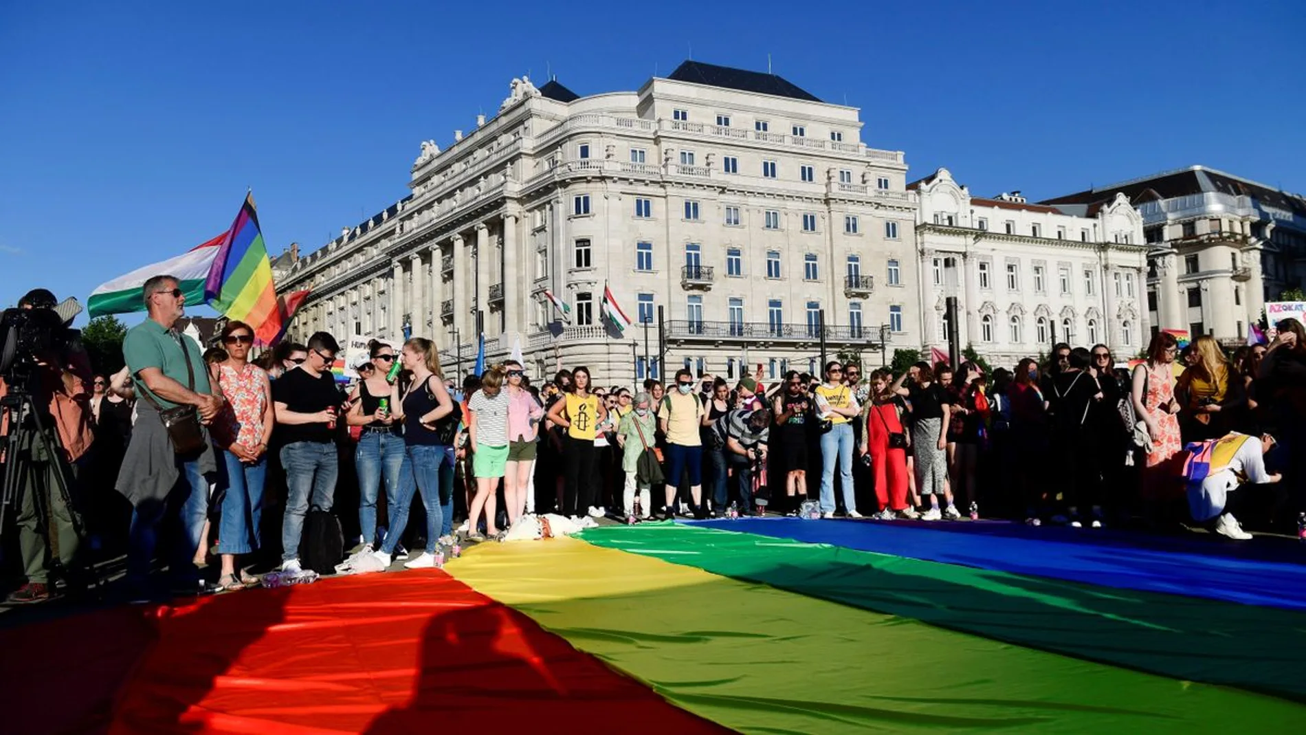 Manifestanción convocada el lunes en Budapest en protesta por el proyecto de ley contra la pedofilia, en el que se prohíbe exponer a menores de 18 años a pornografía y a cualquier contenido que fomente el cambio de sexo y la homosexualidad