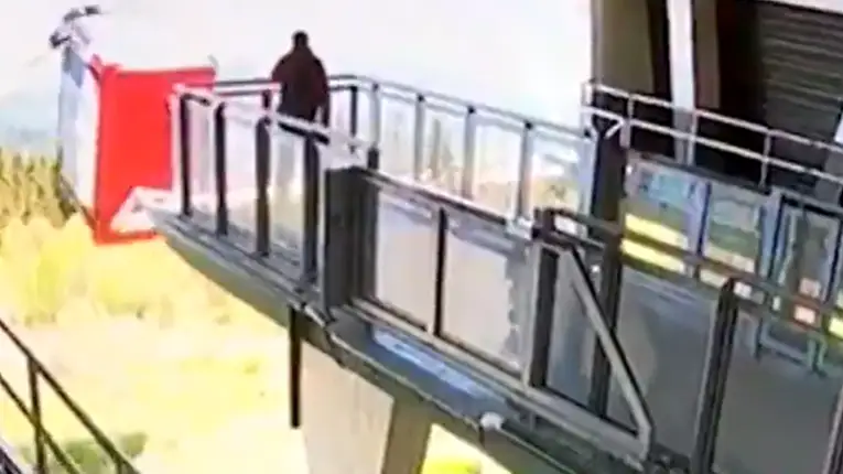 Sale a la luz el v&iacute;deo del accidente de telef&eacute;rico en el que murieron 14 personas en Italia