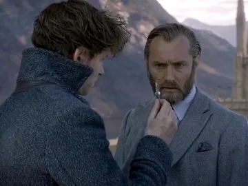 Eddie Redmayne y Jude Law como Scamander y Dumbledore en 'Animales Fantásticos' Eddie Redmayne y Jude Law como Scamander y Dumbledore en 'Animales Fantásticos'