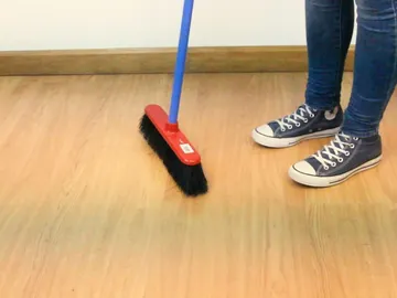 Limpiar una escoba Limpiar una escoba