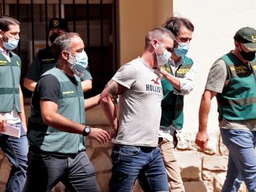 Agentes de la Guardia Civil trasladan a David S.O., de 30 años, detenido en relación con la desaparición, en noviembre de 2019, de la joven de 21 años Wafaa Sebbah