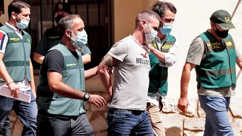 Agentes de la Guardia Civil trasladan a David S.O., de 30 años, detenido en relación con la desaparición, en noviembre de 2019, de la joven de 21 años Wafaa Sebbah Agentes de la Guardia Civil trasladan a David S.O., de 30 años, detenido en relación con la desaparición, en noviembre de 2019, de la joven de 21 años Wafaa Sebbah