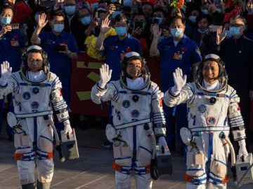 Los 3 astronautas chinos a borde de la Shenzhou-12