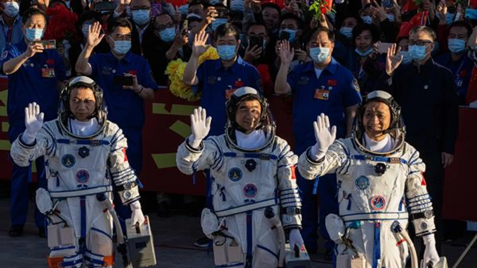 Los 3 astronautas chinos a borde de la Shenzhou-12