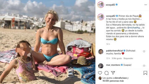 Soraya Arnelas con su hija Manuela en la playa