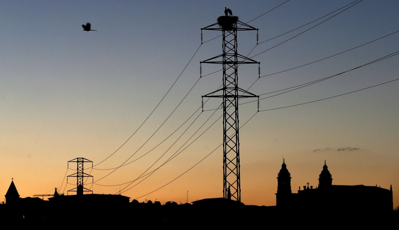 Imagen de un tendido eléctrico en España Imagen de un tendido eléctrico en España