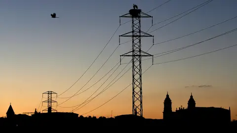 Imagen de un tendido eléctrico en España Factura de la luz