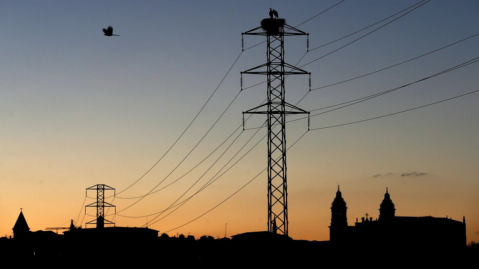 Imagen de un tendido eléctrico en España Factura de la luz
