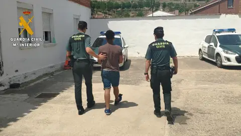 El joven siendo detenido por dos agentes. El joven siendo detenido por dos agentes.
