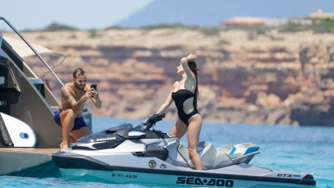 Jesé Rodríguez haciendo fotos a una misteriosa mujer