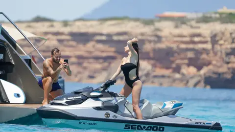 Jesé Rodríguez haciendo fotos a una misteriosa mujer Jesé Rodríguez haciendo fotos a una misteriosa mujer
