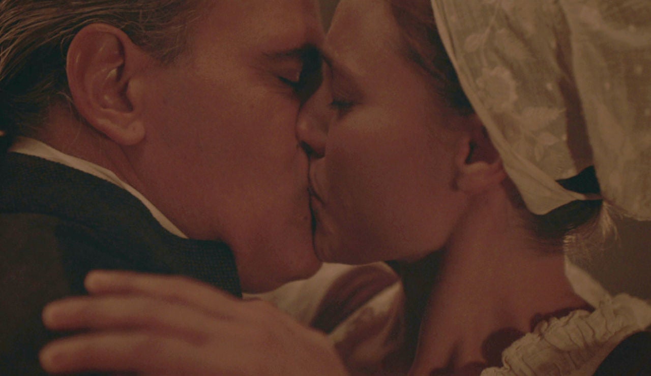 Diego y Clara intentan reprimir su amor: “La besé porque deseaba hacerlo y no deseo hacer otra cosa”