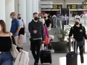 Turistas británicos podrían empezar a llegar a España con la modificación de las restricciones. Turistas británicos podrían empezar a llegar a España con la modificación de las restricciones.