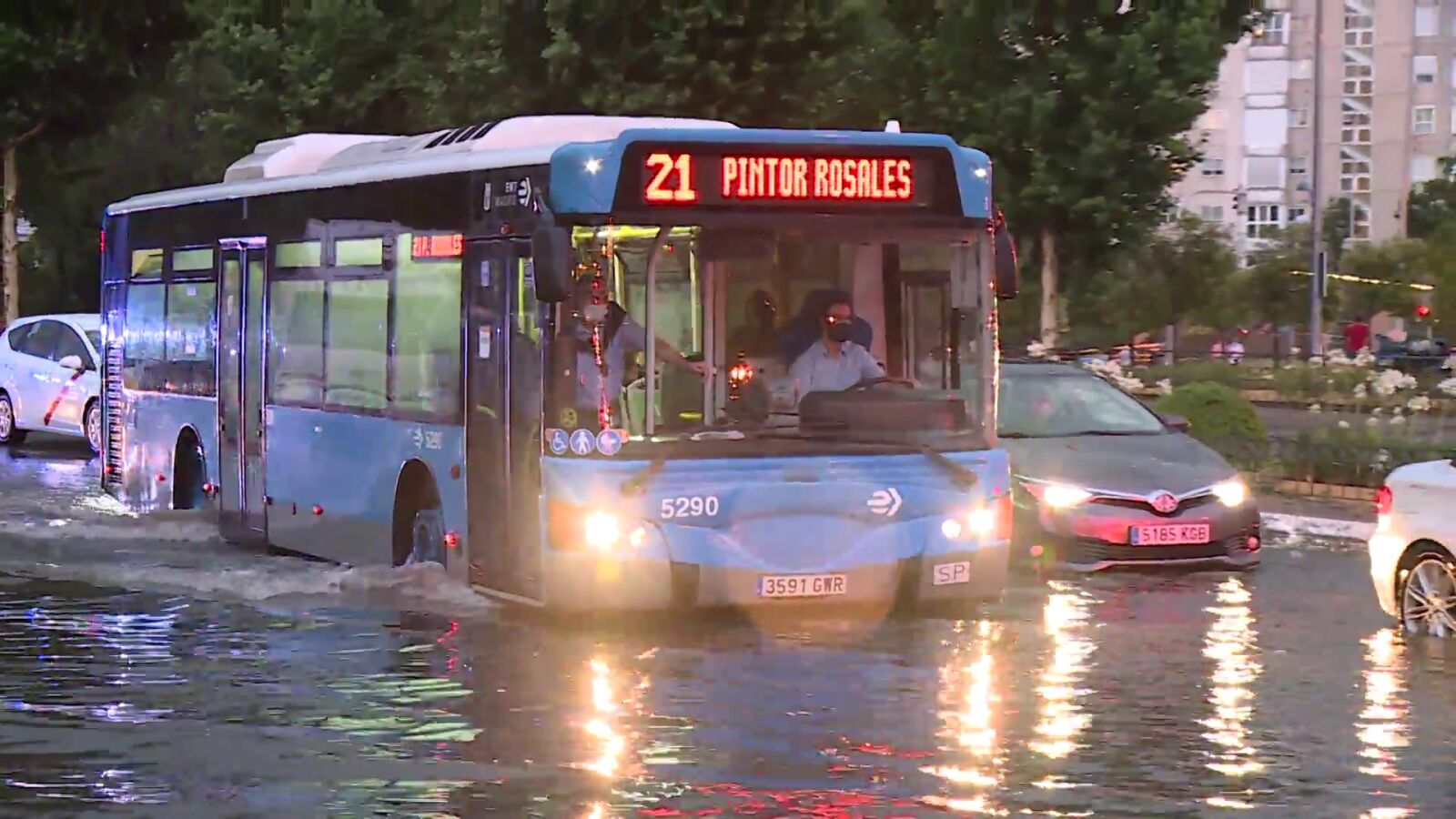 Una fuerte tromba de agua inunda la Plaza de Cibeles, la Gran Vía y otras calles de Madrid